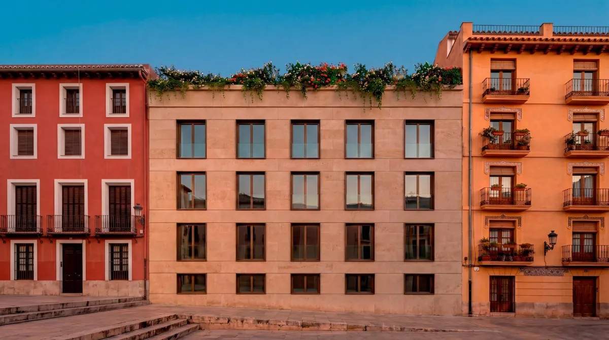 Imagen de proyecto: fachada de piedra del Hotel Nomad Alicante con cubierta ajardinada
