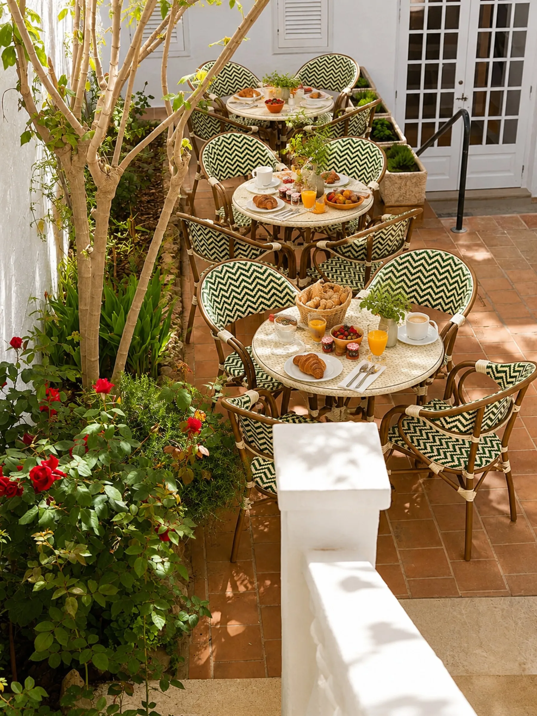 Desayuno servido en el patio del Hotel S'Algaret