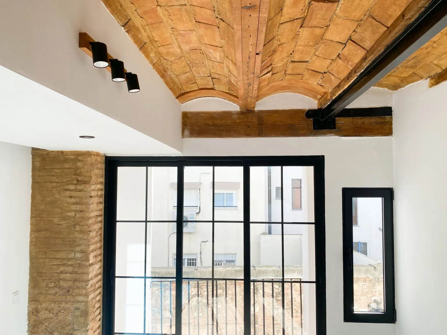 Salón con bóveda de ladrillo y ventanal en Torres de Quart, Valencia